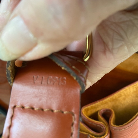 Louis Vuitton Kenyan Fawn EPI Leather Sac D’Epaule PM Bag - Picture 16 of 16